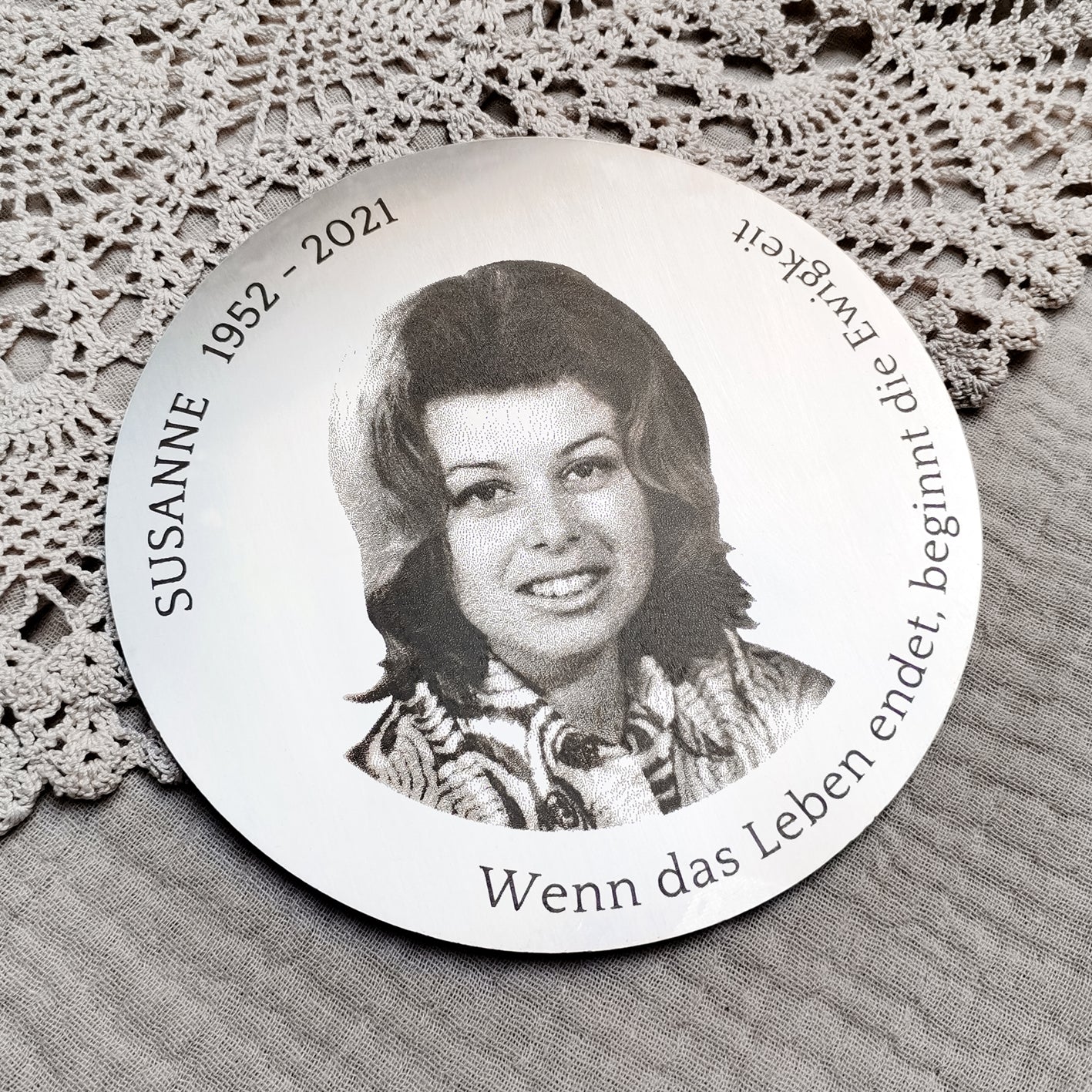 Erinnerungs-Portrait auf Edelstahl * Personalisiert mit Foto | Text | Symbol * Runde Scheibe