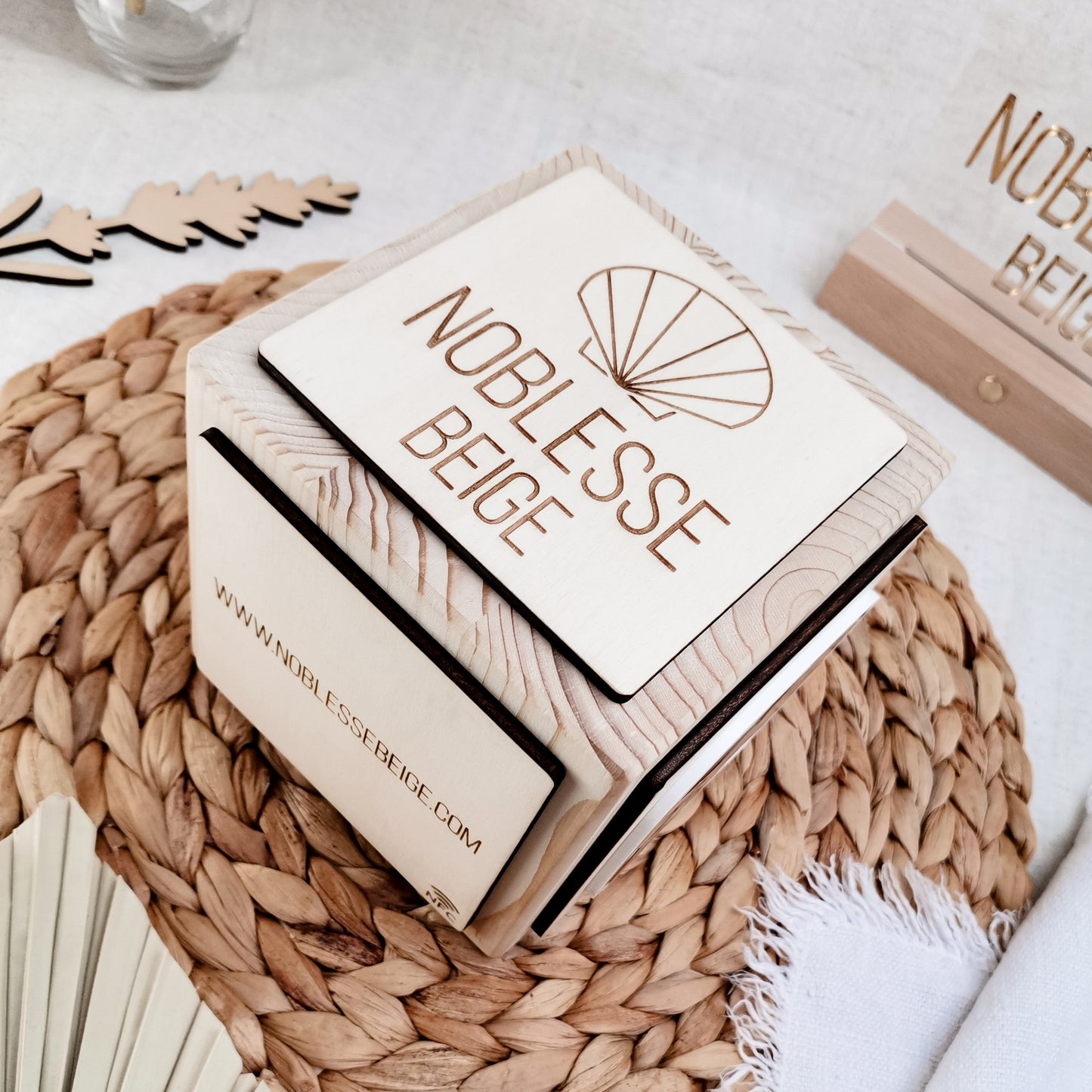 Social Touch NFC Cube * Personalisierbar mit Ihrem Firmenlogo | Links | Symbolen * Massiver Holzwürfel | Acryl