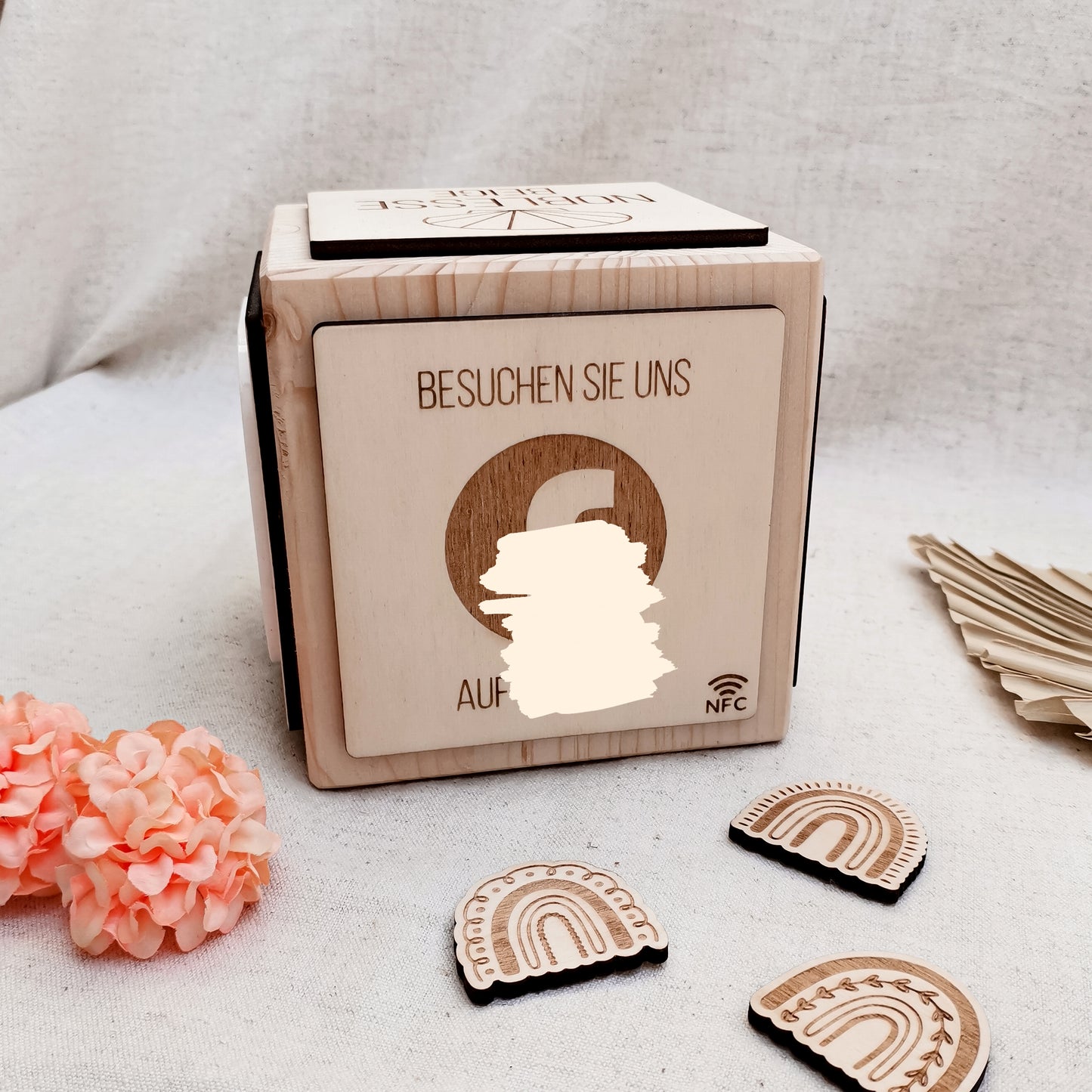 Social Touch NFC Cube * Personalisierbar mit Ihrem Firmenlogo | Links | Symbolen * Massiver Holzwürfel | Acryl