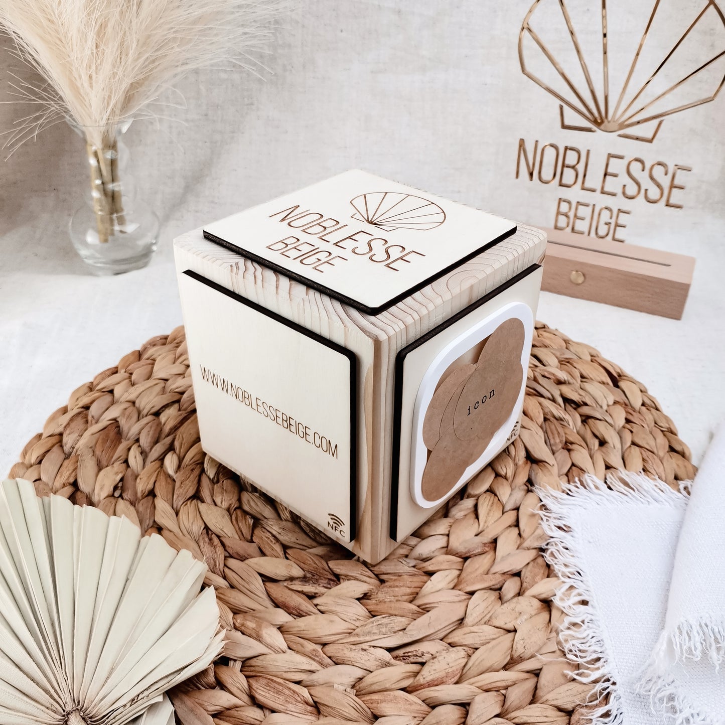 Social Touch NFC Cube * Personalisierbar mit Ihrem Firmenlogo | Links | Symbolen * Massiver Holzwürfel | Acryl