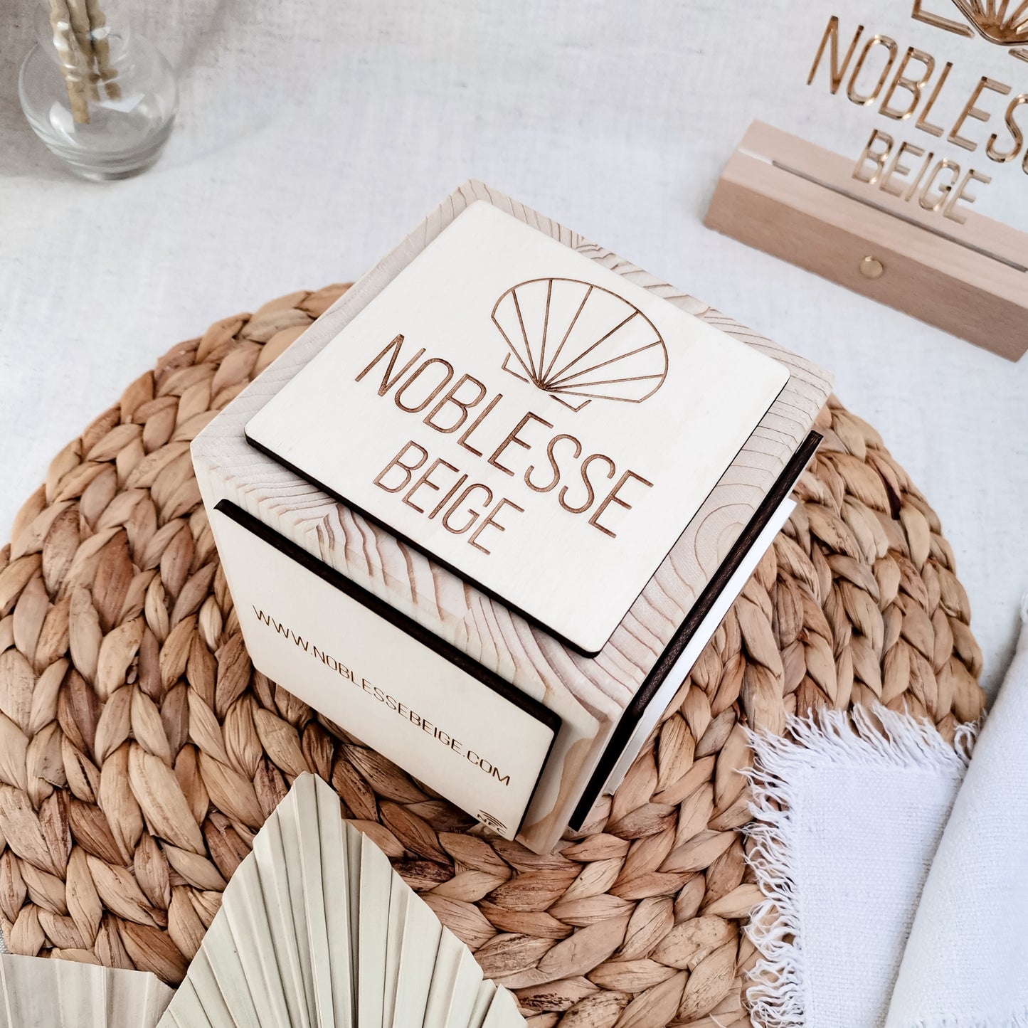 Social Touch NFC Cube * Personalisierbar mit Ihrem Firmenlogo | Links | Symbolen * Massiver Holzwürfel | Acryl