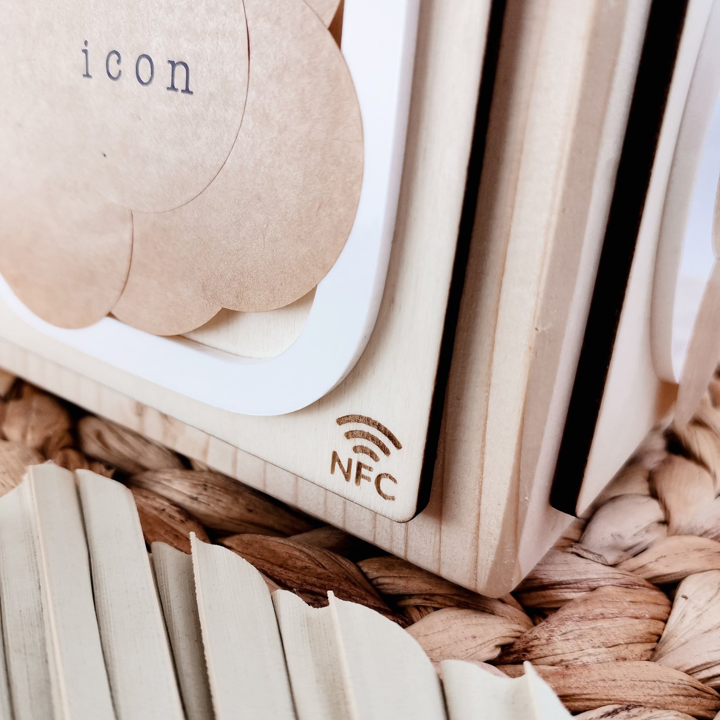 Social Touch NFC Cube * Personalisierbar mit Ihrem Firmenlogo | Links | Symbolen * Massiver Holzwürfel | Acryl