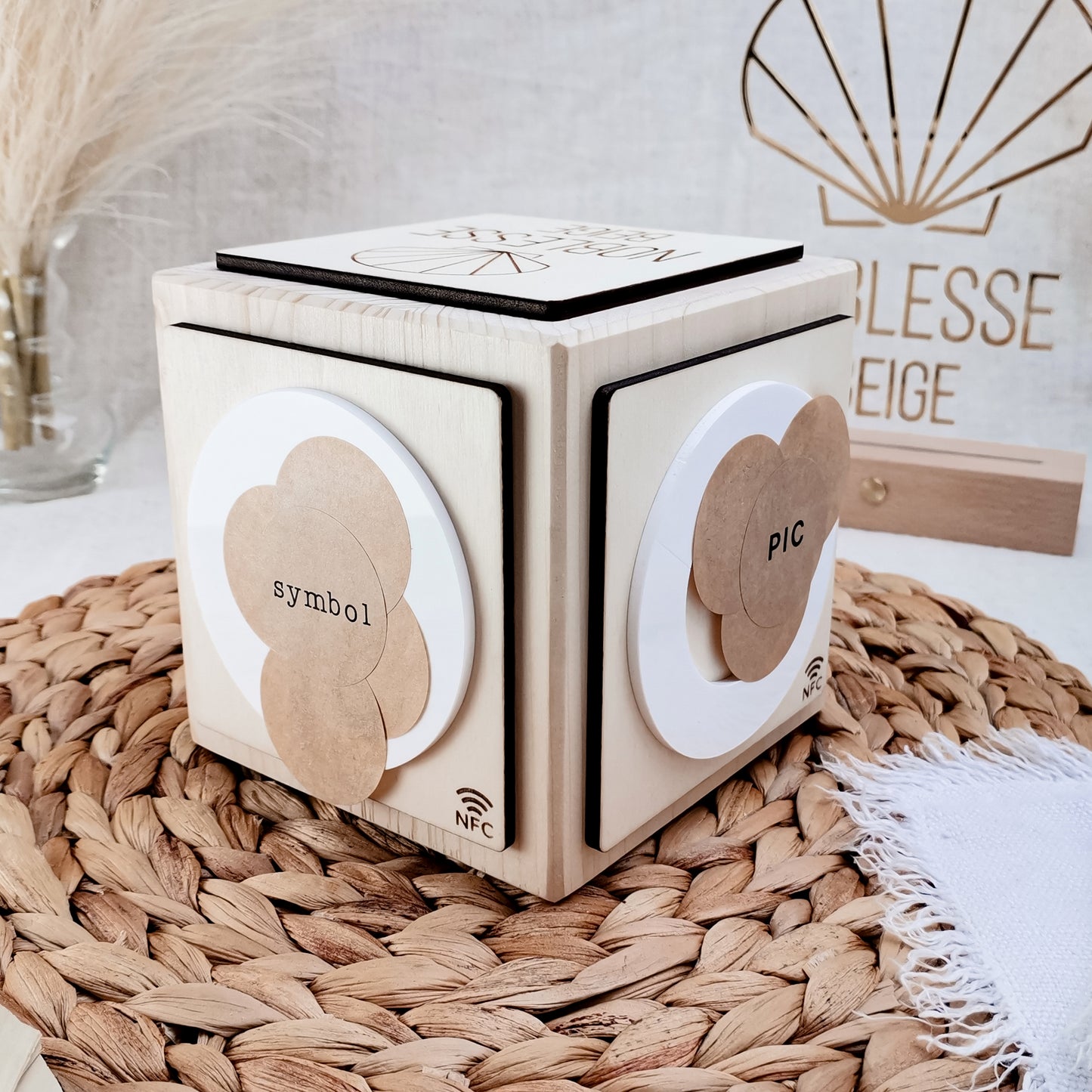 Social Touch NFC Cube * Personalisierbar mit Ihrem Firmenlogo | Links | Symbolen * Massiver Holzwürfel | Acryl