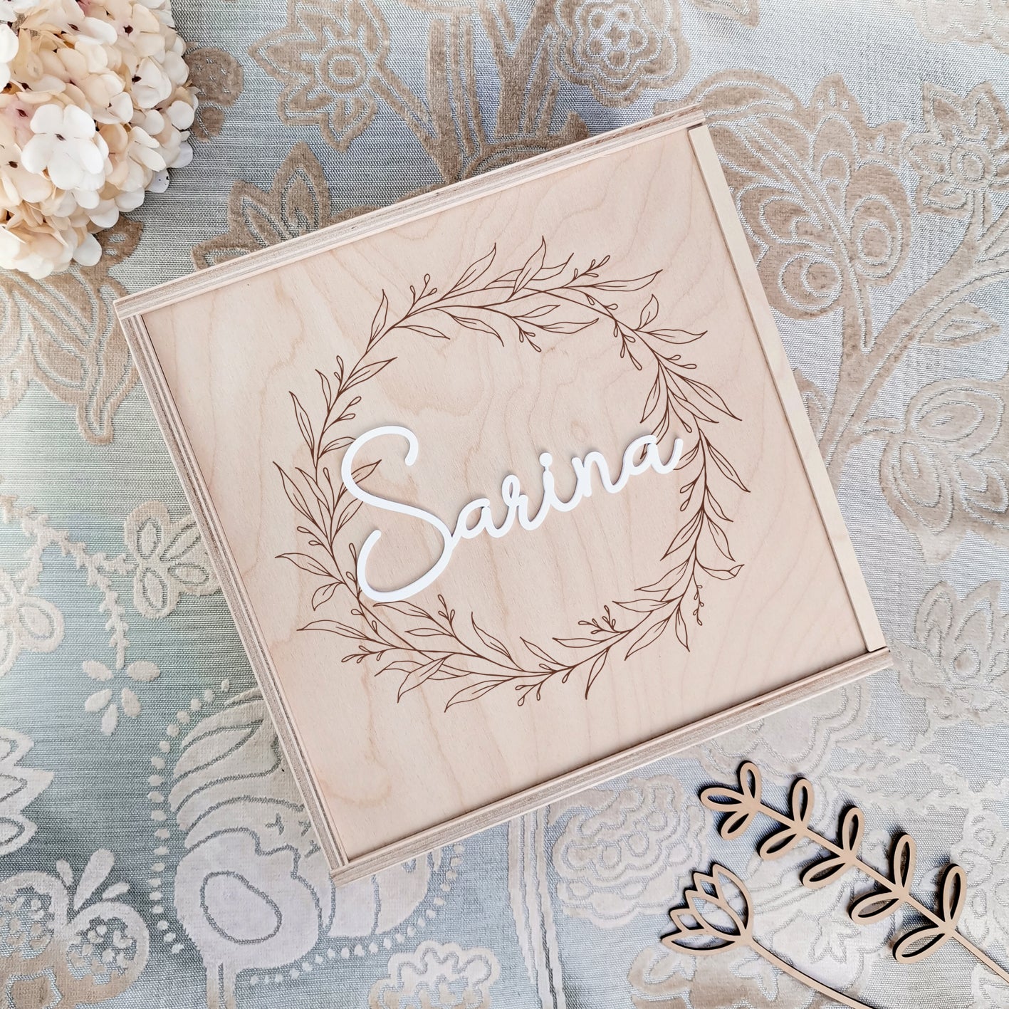 Erinnerungskiste mit Schiebedeckel * Personalisiert mit Name & Wunschtext * Kranz Design * Holz | Acryl